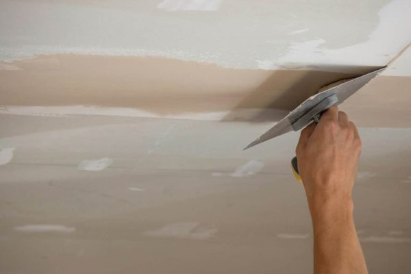a-man-puts-putty-on-a-plasterboard-ceiling-putty-for-the-joints-of-plasterboard-sheets-e1708603226834.jpg